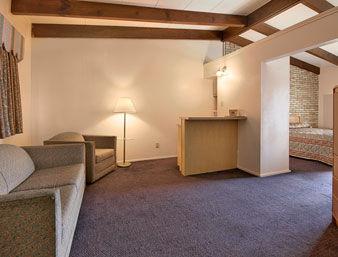 Executive Inn And Suites Ваксахачи Экстерьер фото