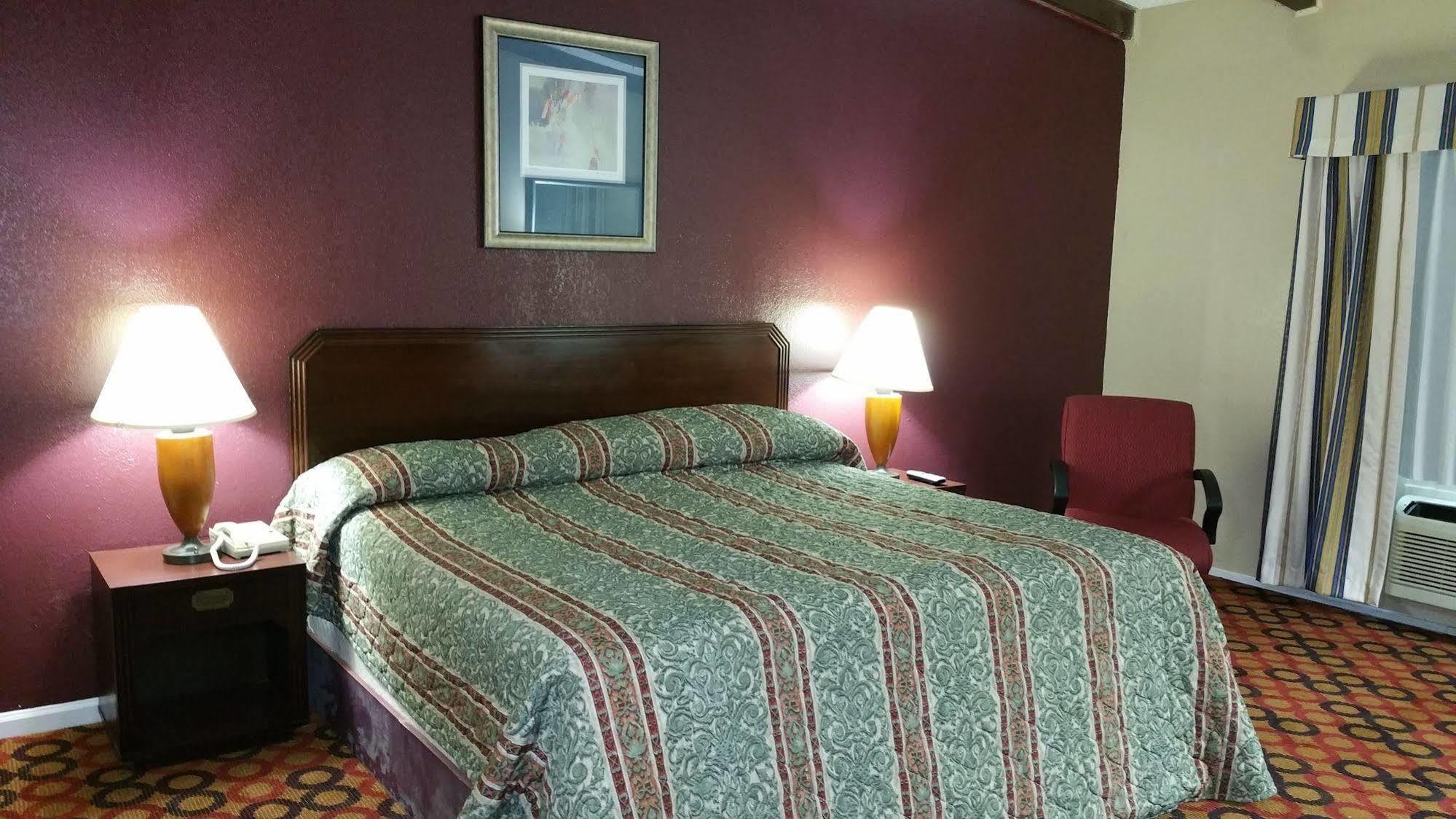 Executive Inn And Suites Ваксахачи Экстерьер фото