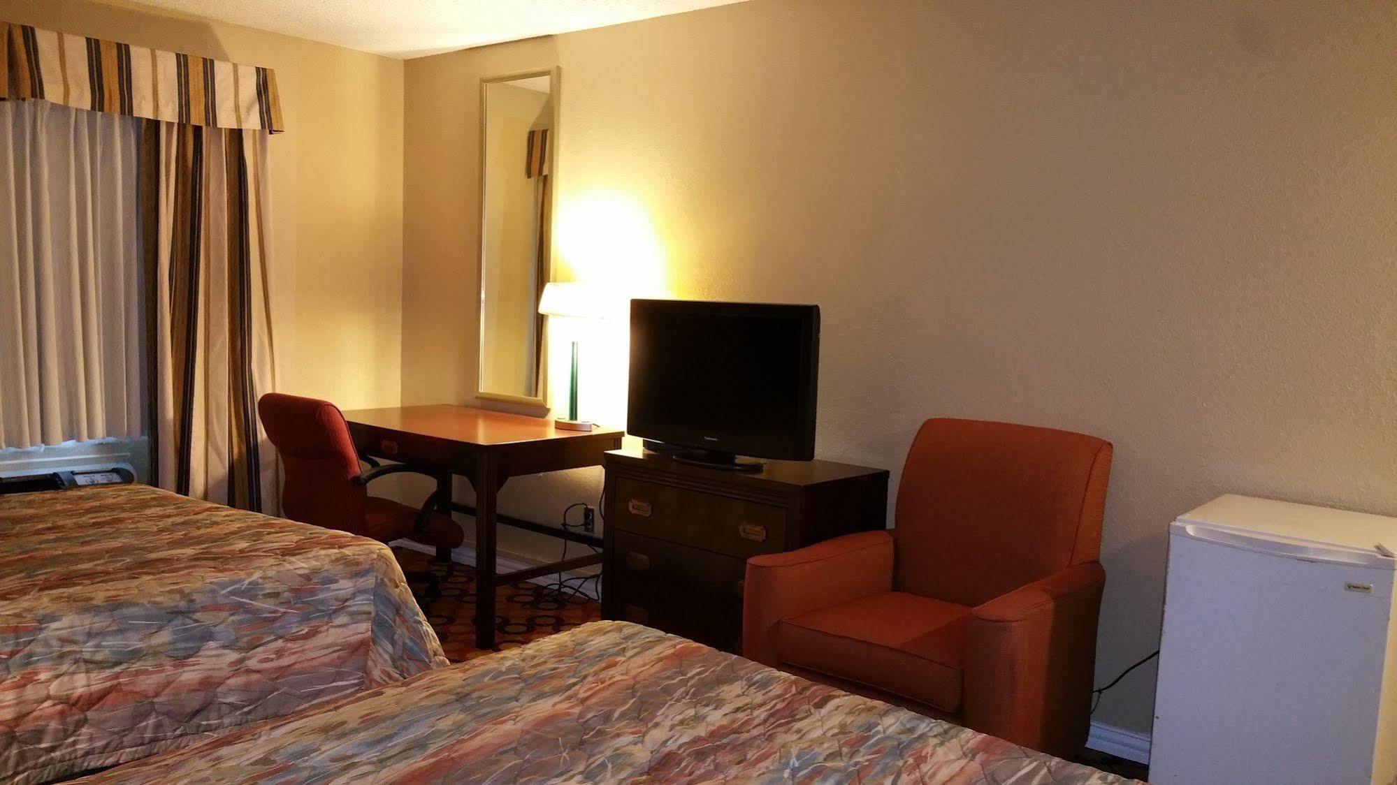 Executive Inn And Suites Ваксахачи Экстерьер фото