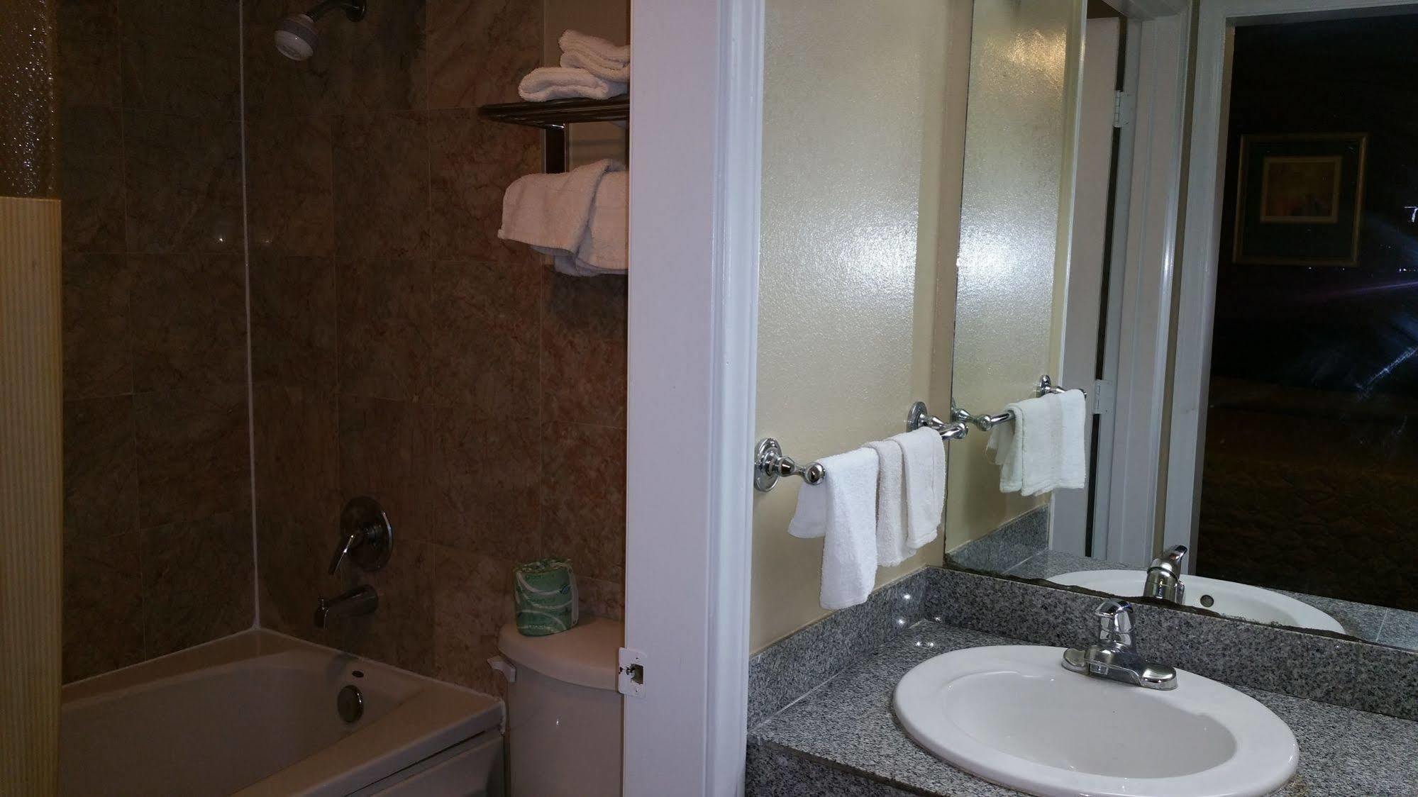 Executive Inn And Suites Ваксахачи Экстерьер фото