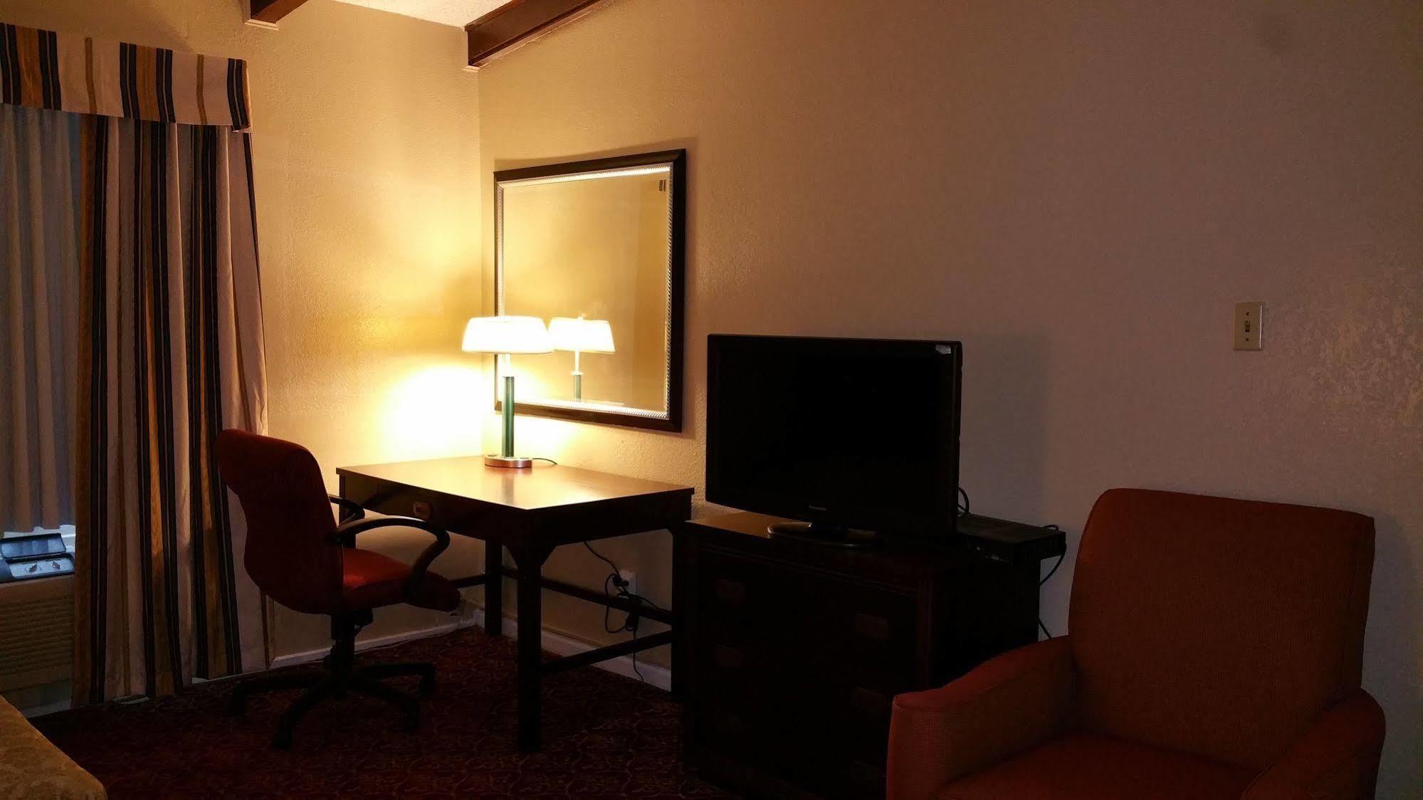 Executive Inn And Suites Ваксахачи Экстерьер фото