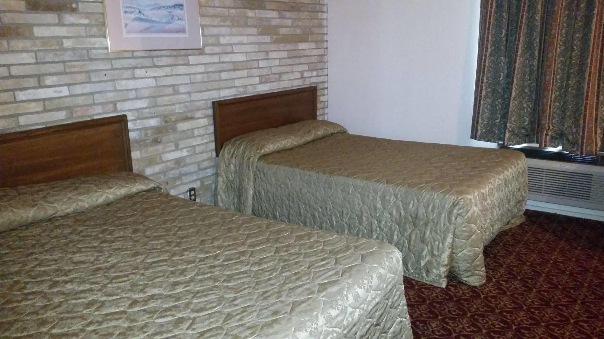 Executive Inn And Suites Ваксахачи Экстерьер фото